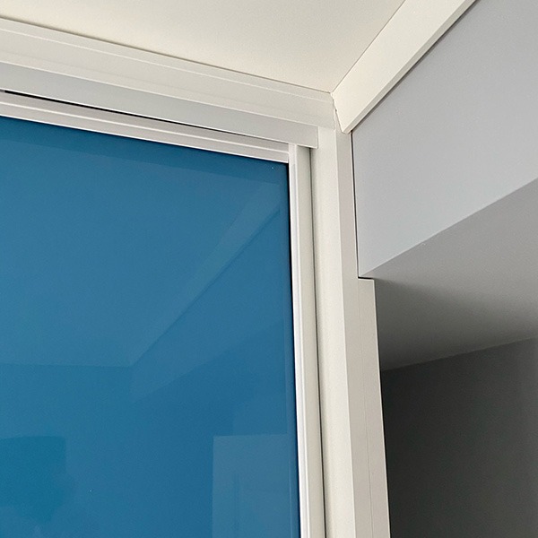 Da Ingeborg og samboeren tok kontakt med Garderobemekka, var planen klar: De ville ha blå skyvedørsgarderober. Og blått er det blitt! Les hele historien på garderobemekka.no