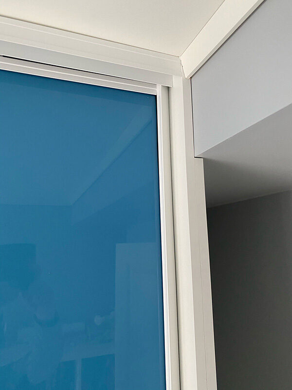 skyvedører med blått glass og sølvfargede profiler skreddersydd på mål