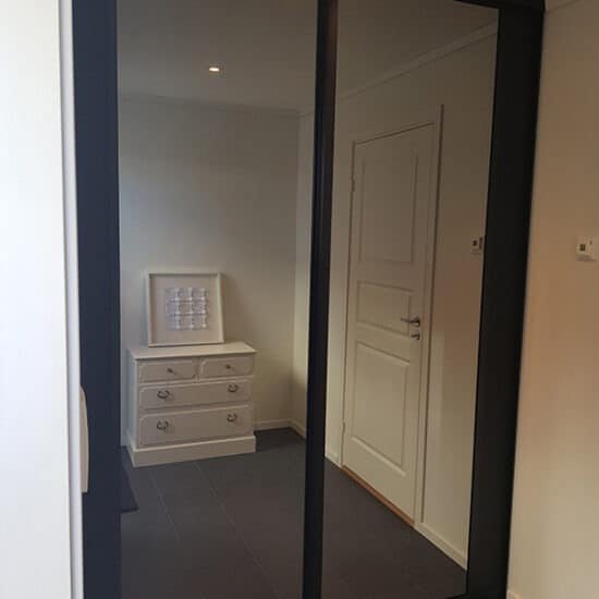 skyvedørgarderobe med speil til gang