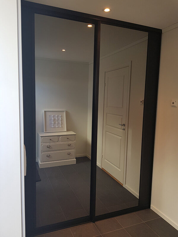 skyvedørsgarderobe med speil i gang