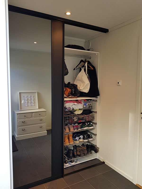 skyvedørsgarderobe med speil i gang