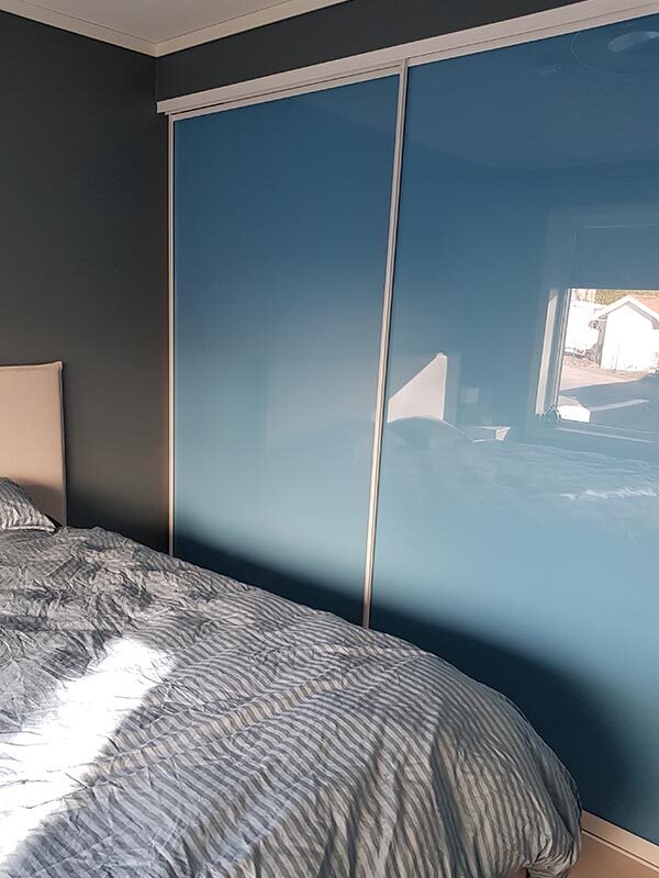 skyvedørsgarderobe med blå skyvedører