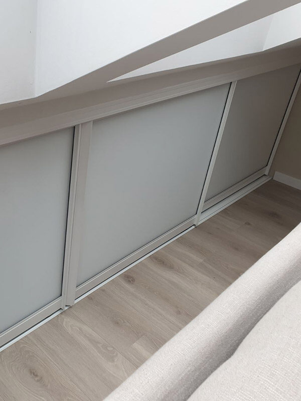 lave skyvedører med hvitt glass skreddersydd på mål