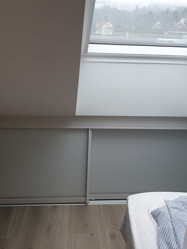 lave skyvedører med hvitt glass skreddersydd på mål