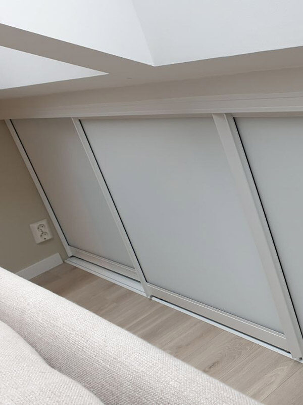 lave skyvedører med hvitt glass skreddersydd på mål