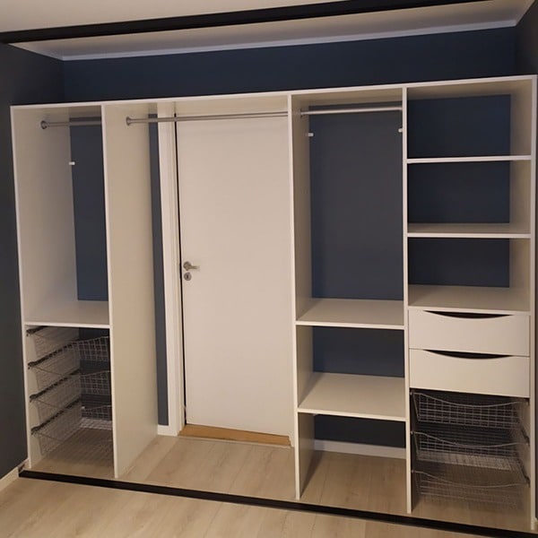 Priseksempler på innredning til garderoben | Garderobemekka AS Hos Garderobemekka får du skyvedører og innredning i begge ender av prisskalaen – og alle steder imellom. Prisen avhenger av flere ting, som valg av design og materialer, størrelsen på garderoben, tilpasninger og hva du vil gjøre selv. Se priseksempler på garderobemekka.no
