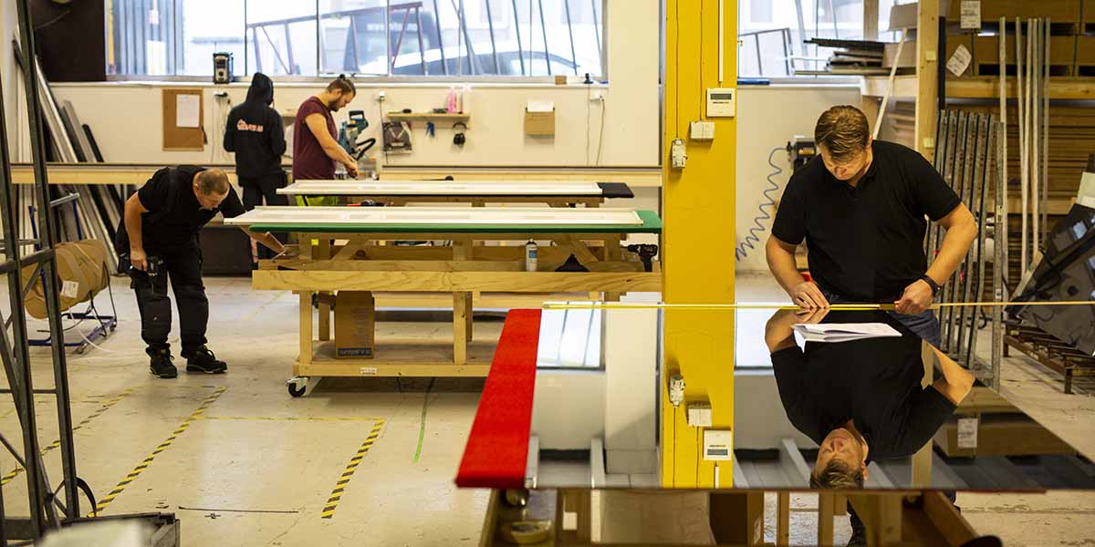 Kortreiste skyvedører - et bærekraftig valg | Garderobemekka Visste du at Garderobemekkas skyvedører produseres i våre egne fabrikker på Lørenskog og i Trondheim? Å kjøpe skyvedørsgarderobe hos oss er et bærekraftig valg. Les mer på garderobemekka.no