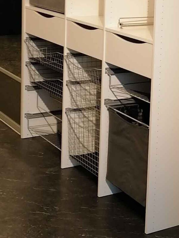garderobeinnredning med trådkurver, skuffer og tøykurver tilpasset på mål