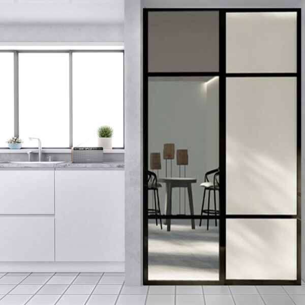 Skjul kjøkken og soverom bak skyvedører, eller lag et ekstra rom med skyvedører i klart glass. Mulighetene er mange! Les mer på garderobemekka.no