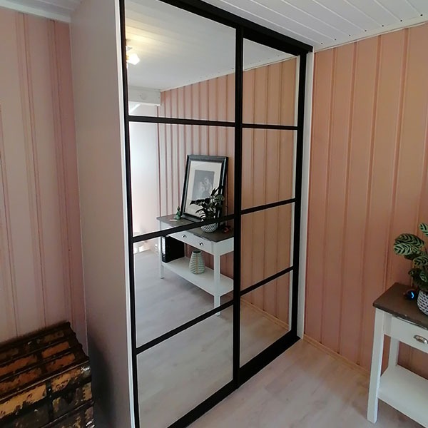 Stadig flere velger å utnytte plassen i gangen maksimalt ved å montere en skyvedørsgarderobe. Les om trendene for garderoben i gangen på garderobemekka.no
