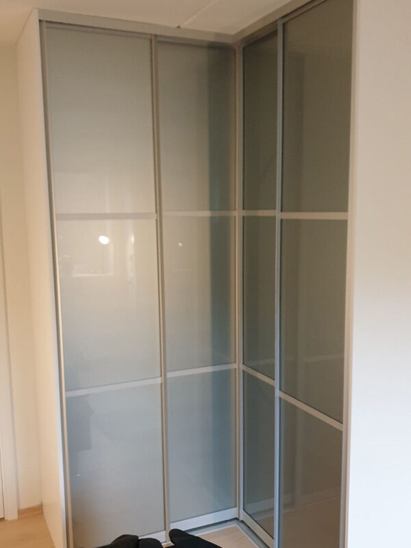 hjørnegarderobe med skyvedører