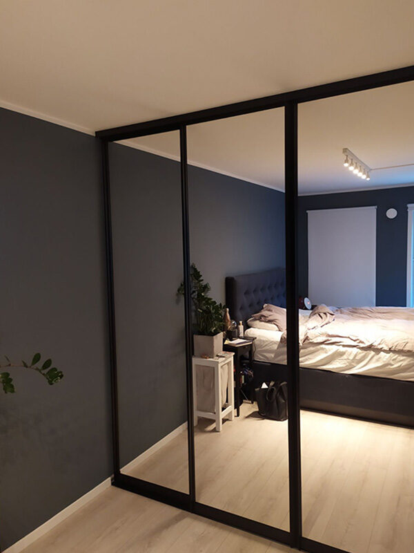 skyvedører med sotet speil og svarte profiler