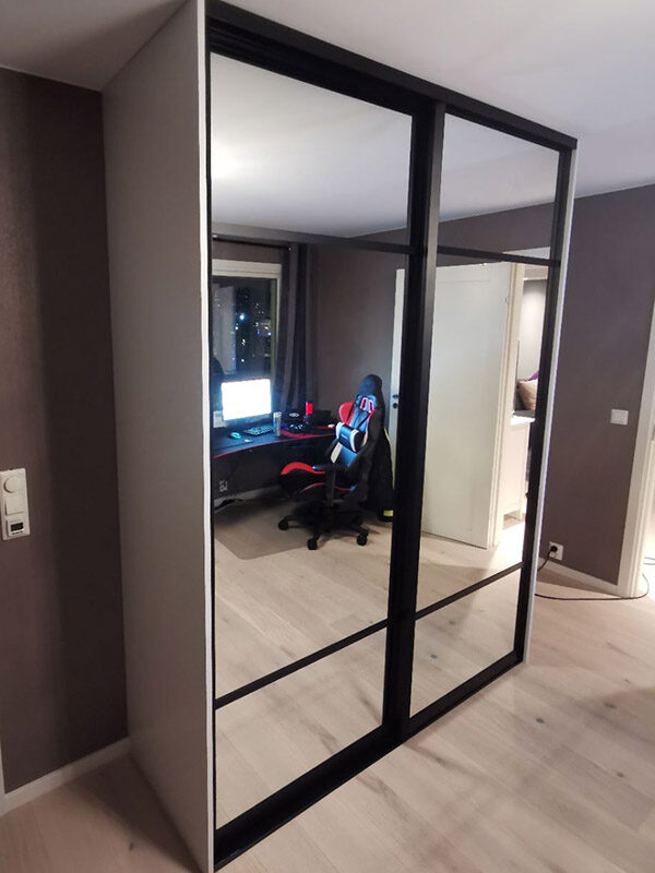 skyvedører med klart glass og svarte profiler og sprosser