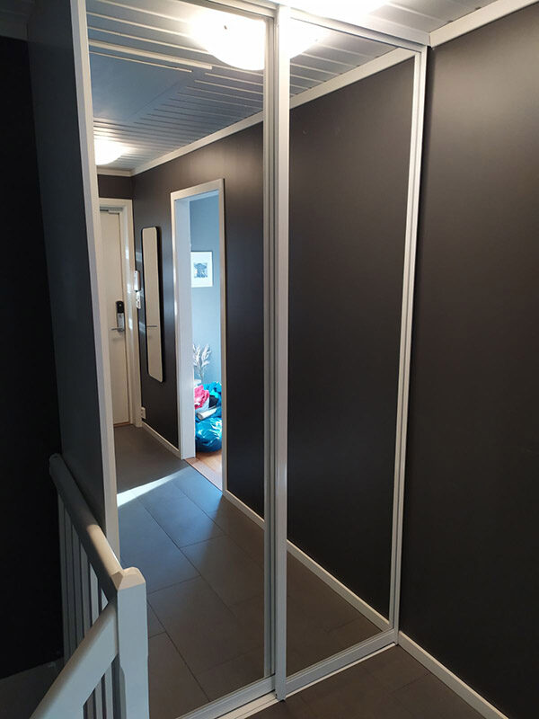 smale skyvedører med klart speil og sølvfargede profiler