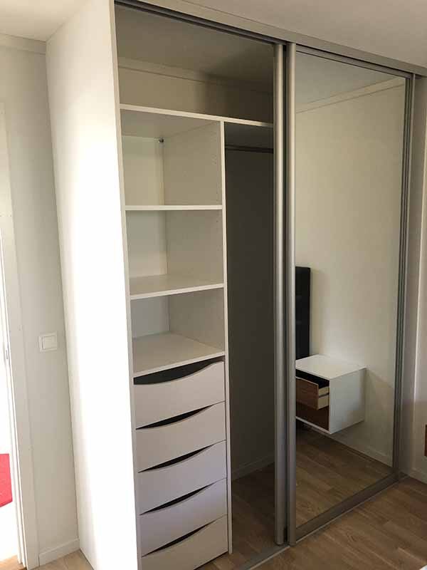 rereranser på skyvedører med klart speil og og profiler i sølv og skreddersydd innredning