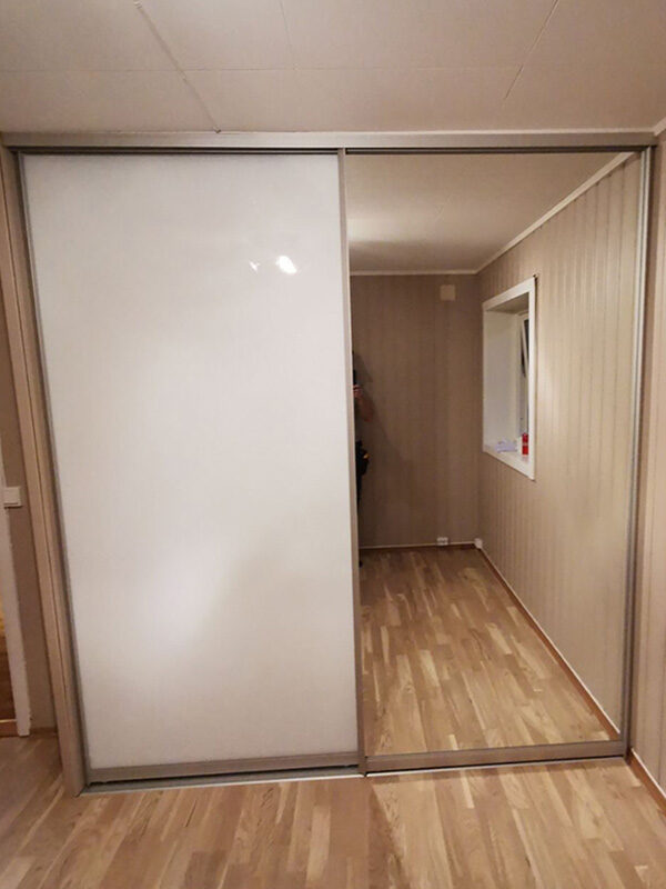 skyvedører med hvitt glass og klart speil