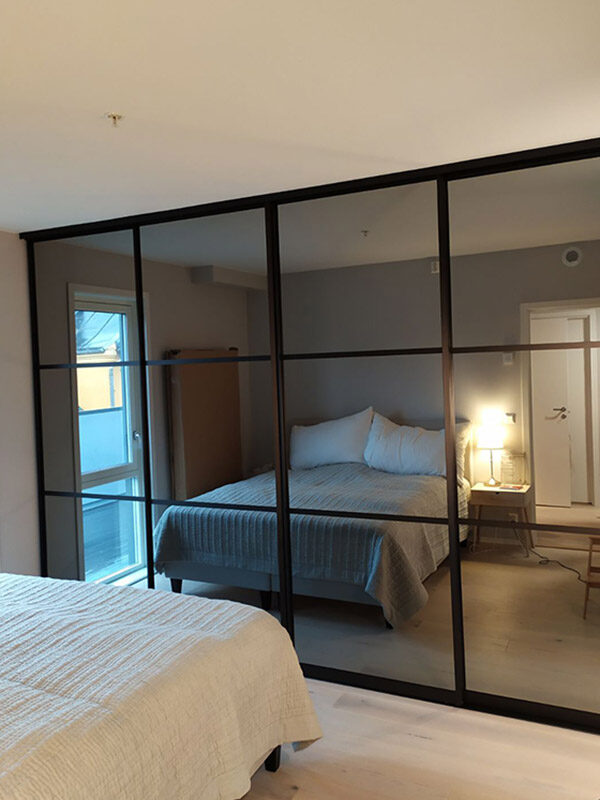 skyvedører med sotet speil og svarte profiler og sprosser