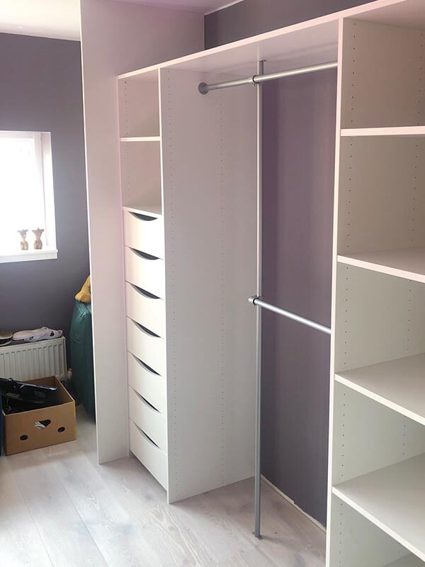 rereranser på innredning til skyvedørsgarderobe med skuffer, hyller og garderobestenger