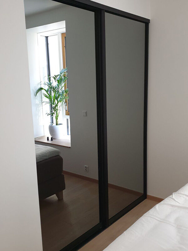 skyvedører med sotet speil og svarte profiler