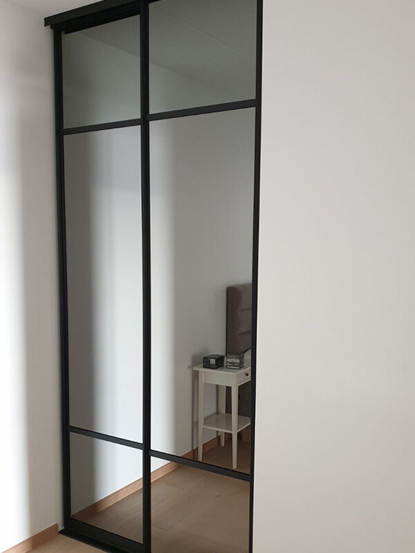 skyvedører med sotet speil og svarte profiler og sprosser