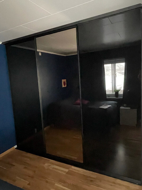 skyvedører med svart glass og sotet speil og svarte profiler