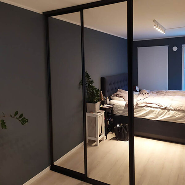 Ønsker du deg ny skyvedørsgarderobe og lurer på hvordan trendbildet ser ut? Vår garderobeekspert Solveig Hildre gir deg oversikten! Les mer på garderobemekka.no