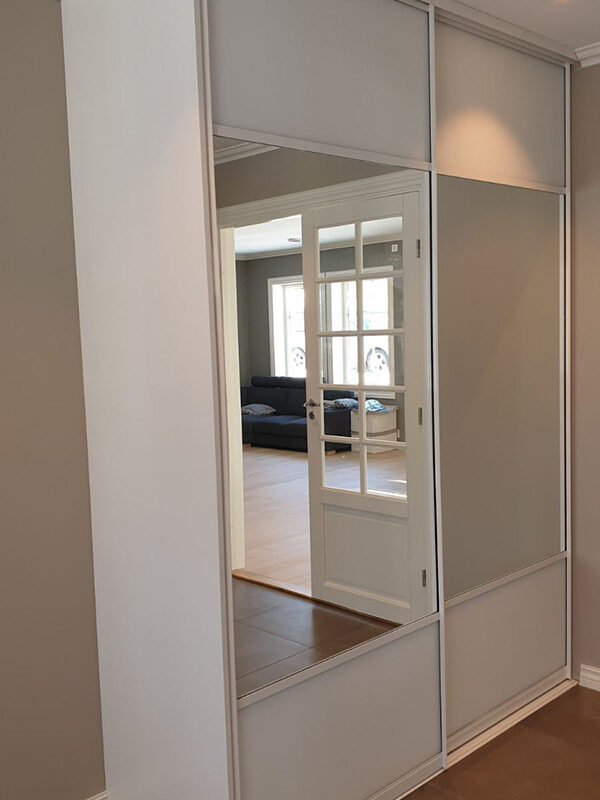 skyvedører med klart speil og hvitt glass og sølvfargede profiler og sprosser