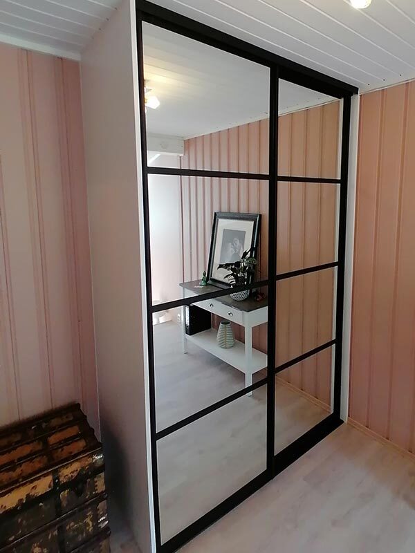 skyvedørsgarderobe med skyvedører med speil og svarte sprosser og profiler skreddersydd på mål