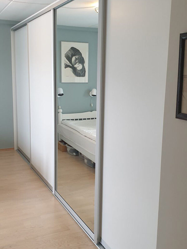 skyvedører med hvitt glass og klart speil, med søvfargede profiler