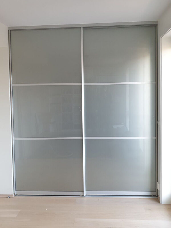 skyvedører med hvitt matt glass og sølvfargede profiler og sprosser som dekor