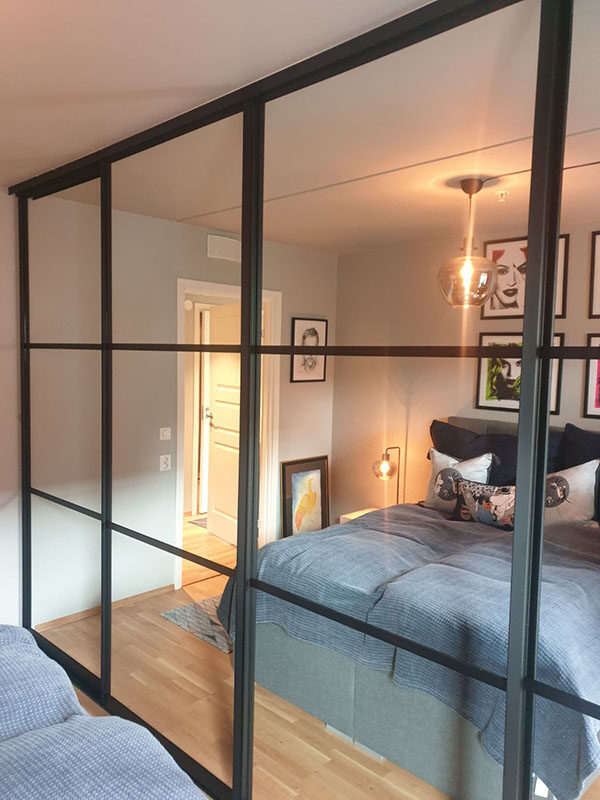 skyvedører med klart speil og svarte profiler og sprosser