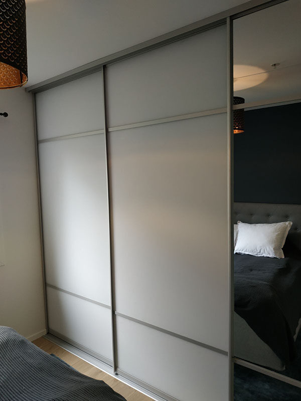 skyvedørsgarderobe med skyvedører med speil og farget glass og sprosser i sølv skreddersydd på mål