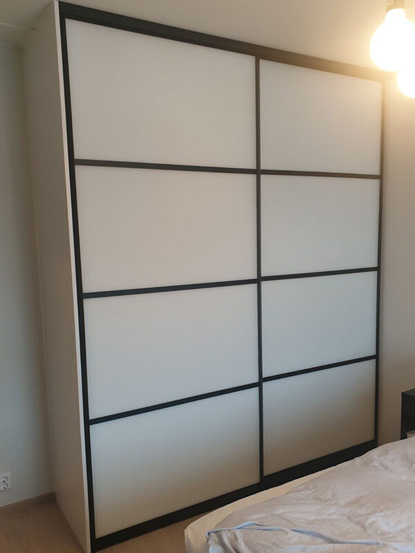 skyvedører med hvitt glass og svarte profiler og sprosser