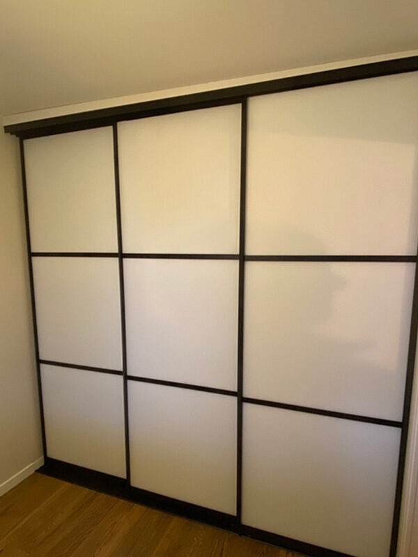 skyvedører med hvitt glass og svarte profiler og sprosser