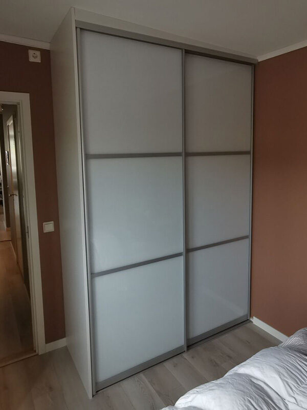 skyvedørsgarderobe med skyvedører med hvitt glass og sprosser i sølv skreddersydd på mål