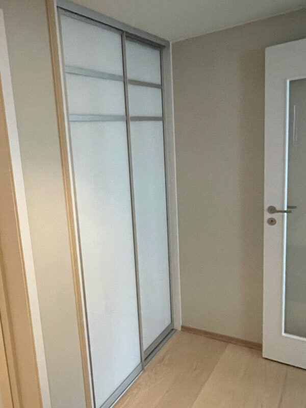 skyvedører med hvitt glass og sølvfargede profiler og sprosser