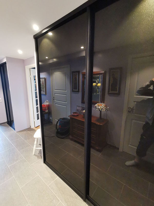 skyvedører i gang med sotet speil og svarte profiler
