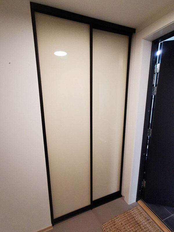 skyvedører i gang med skyvedører med hvitt glass og svarte profiler