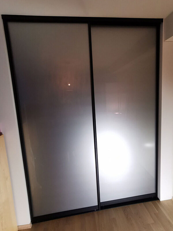 skyvedører med hvitt glass og svarte profiler