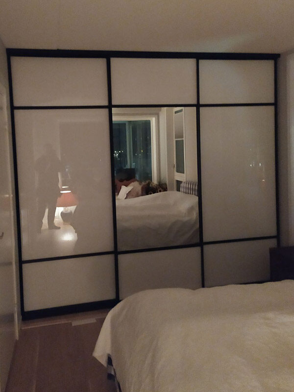 skyvedører med hvitt glass og klart speil og svarte profiler og sprosser