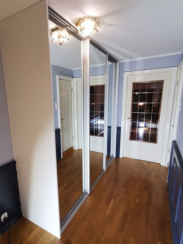 skyvedørsgarderobe i gang med klart speil