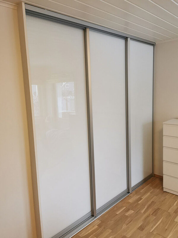 skyvedører med hvitt glass og sølvfargede profiler