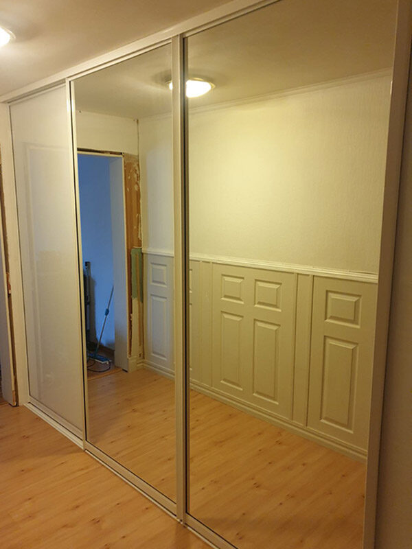 skyvedører med klart speil og hvitt glass, og med sølvfargede profiler