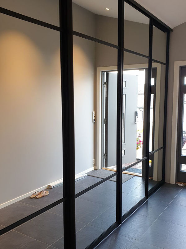 skyvedører i gang med klart speil og svarte profiler og sprosser