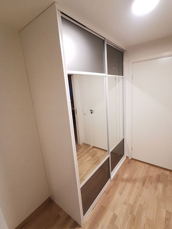 skyvedører i gang med farget glass og klart speil hvite profiler og sprosser