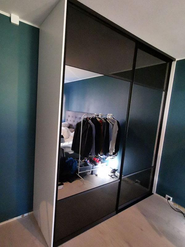 skyvedører med svart glass og klart speil, svarte profiler og sprosser