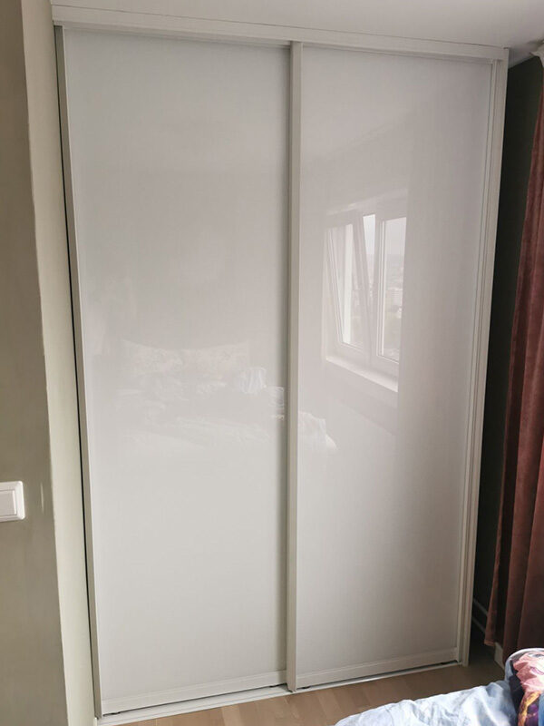 skyvedører på soverom med hvitt glass og hvite profiler