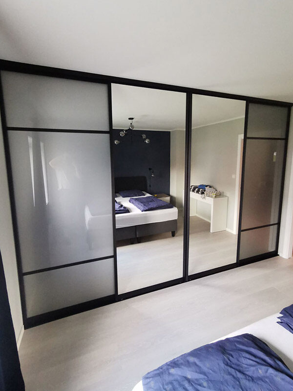 skyvedører med klart speil og hvitt glass, svarte profiler og sprosser