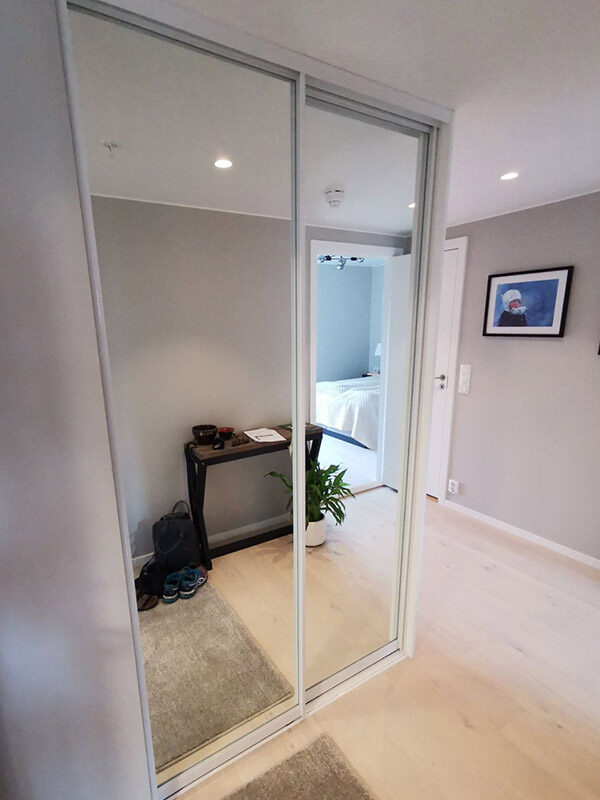 skyvedører i gang med skyvedører med klart speil og profiler i aluminium