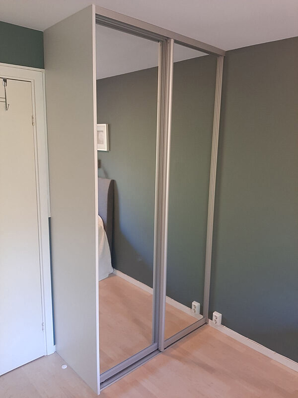 skyvedørsgarderobe til gang med klart speil og profiler i aluminium